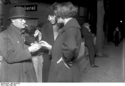 Two women buying cocaine capsules from their dealer, the lookout is standing in the background, Berl