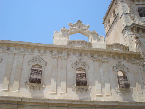 ferribotti:  Noto - Chiesa Santissimo SalvatoreUn complesso scenografico con Chiesa, monastero e seminario. La chiesa è un esempio del passaggio del tardo barocco siciliano che qui a noto fiorisce in nuovo neoclassicismo perdendo le immagini floreali,