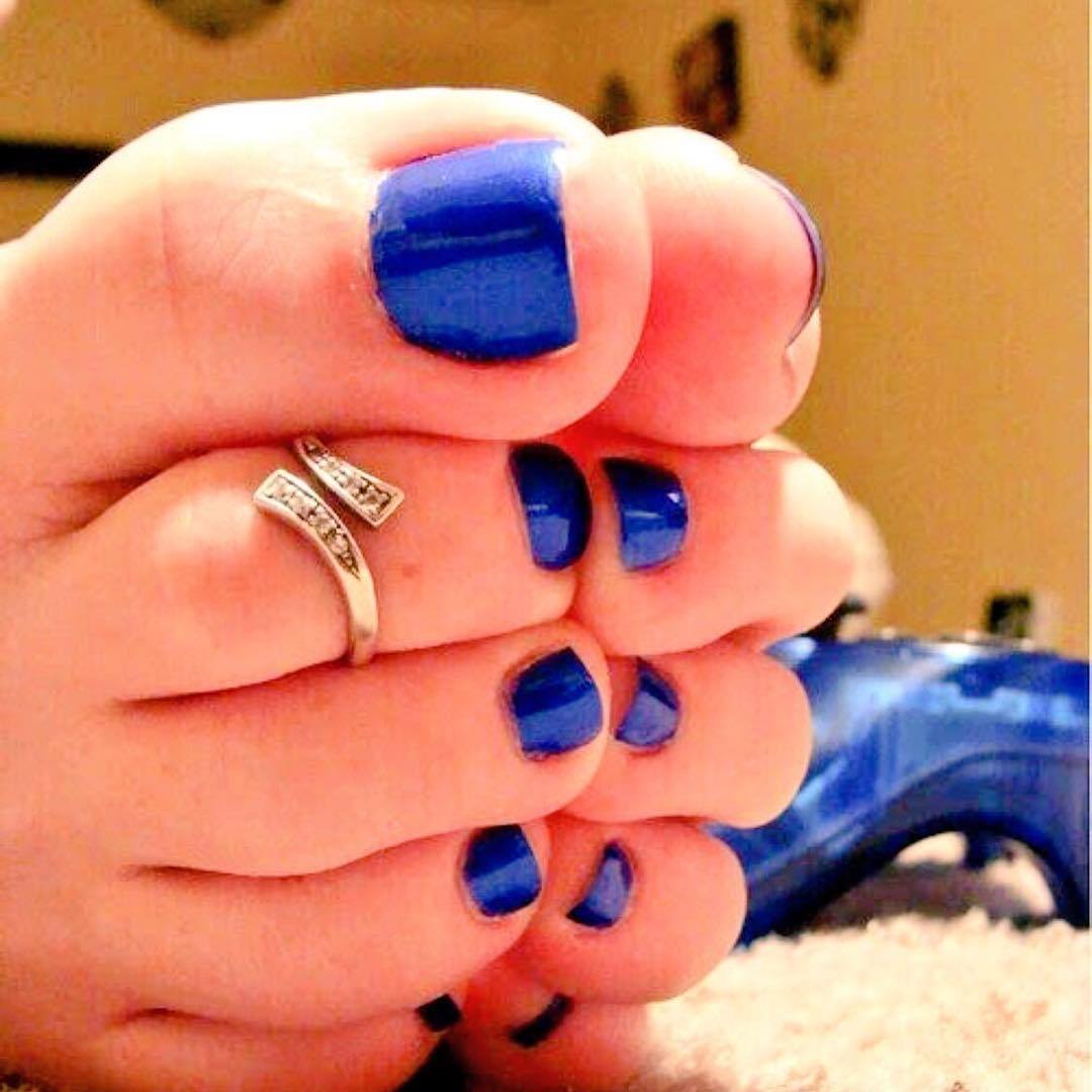 perfectfeetforyou:  Follow 👣 @kallherqueen  👣   Curled Blue Toes Toe Ring Up