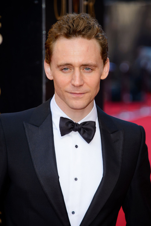 torrilla:Tom Hiddleston attends the Laurence Olivier Awards at the Royal Opera House on April 13, 20