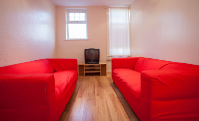 terriblerealestateagentphotos:
“A point-blank Mexican stand-off between two bright red sofas adjudicated by a television. In the world of Feng Shui, this is quite a low score.
”