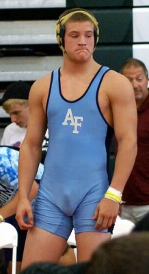atlbtmpig:  Wrestler with a hard on.  Would love to wrestle