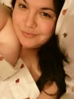 katskinx:  Naked in bed watching the Golden Globes :) 