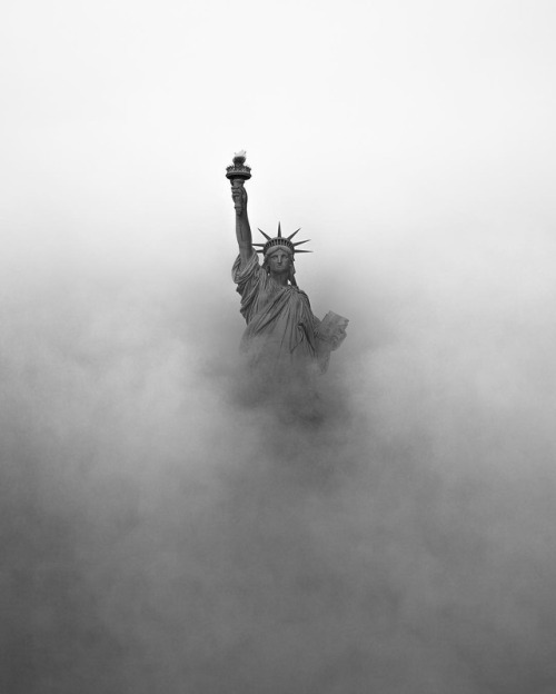 bordertouristasblog:In April of last year, local photographer Ray Livez captured this phenomenal pho