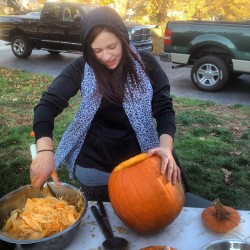 Carving pumpkins with my punkin. @e_larrea