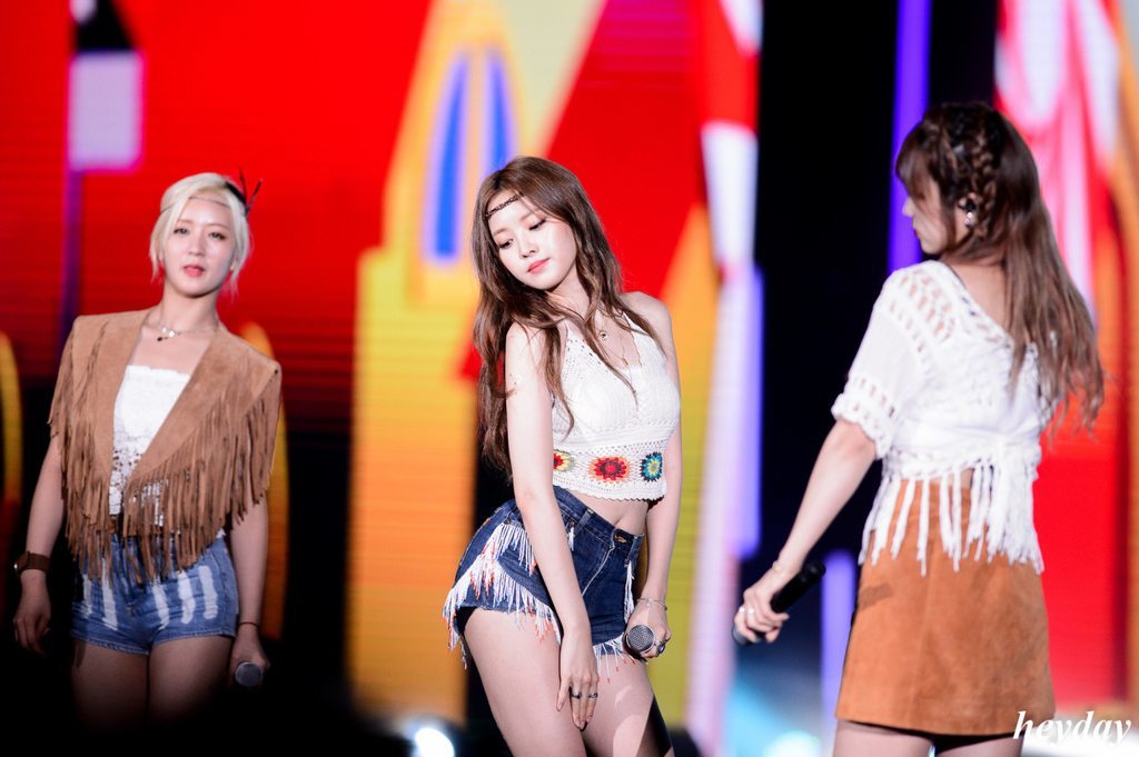 kpop-now:  Son Naeun, Pocahontas-style 