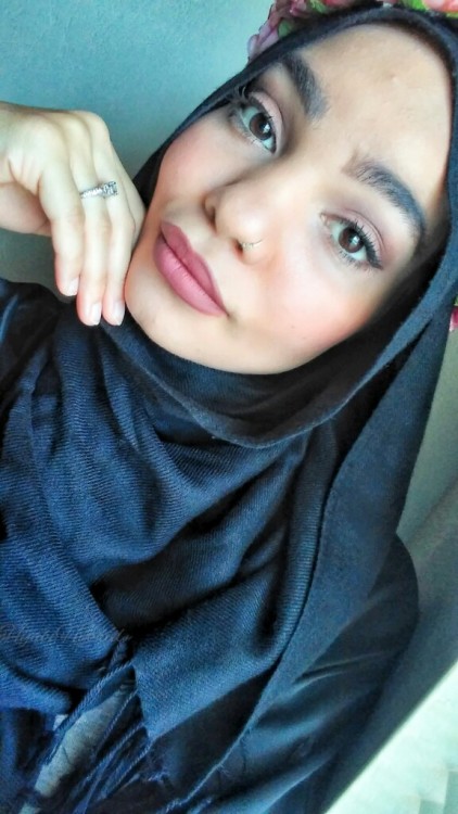 hijabihybrid:Black hijab tag, i was tagged by sop many peoplethanks for the tag