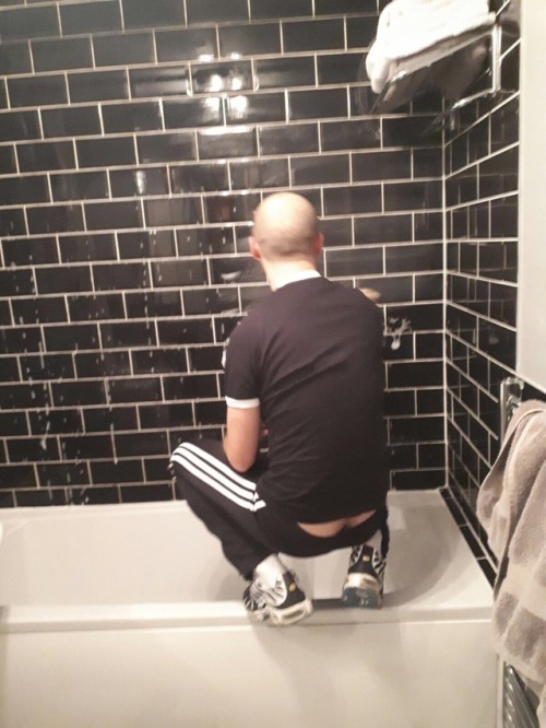 smokingalphagermany: AlphaSlave has to clean the flat of a smoking buddy! That’s also part of 