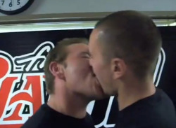 mystraightfriend:  Straight boys kissing. I find this super hot.