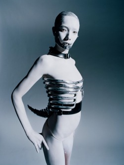 takca: yumi lambert by tim walker for vogue