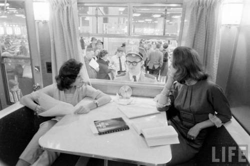 Two models living in an RV at the Chicago Auto Show(Frank Scherschel. 1961)