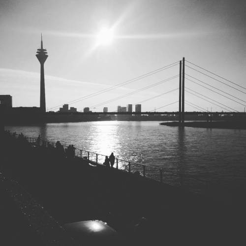 (hier: Düsseldorfer Rheinuferpromenade)