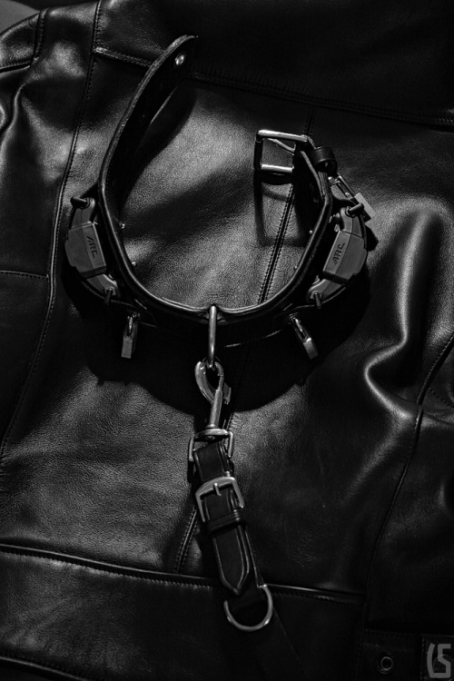 leathernsteel:obedience  While this may be a hot scene for some people, please be aware shock collars on the neck can cause significant harm…More safety info is here: http://thehappypup.com/human-pup-collar-safety/