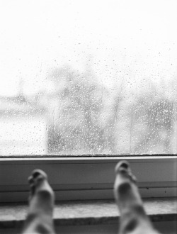 addictedtophoto:  And with every morning coming after we broke up, I enjoy the cold creeping up the window. It hurts, but it is the pain that tells me I am still alive.       