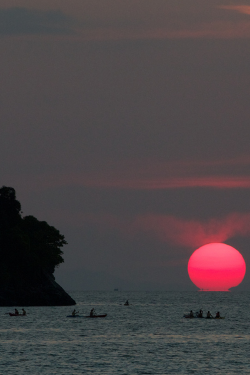 vurtual:  Pink sun (by RomainPa)Sunset at Koh Phi Phi Island 