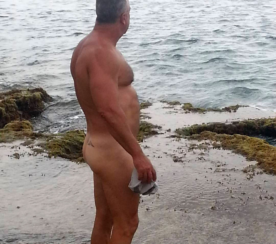 dungee:  brighteyes4brightmind:  Sign me up!!!  Like this man, speedos and a pool