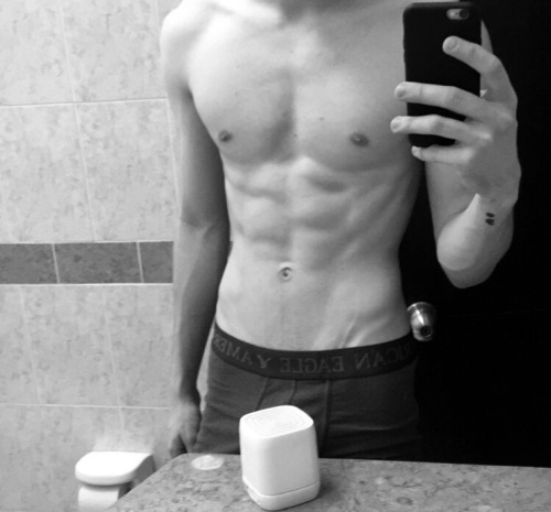 waistbandboy: One of my blog followers looking amazing shirtless and in his American Eagle boxerbrie