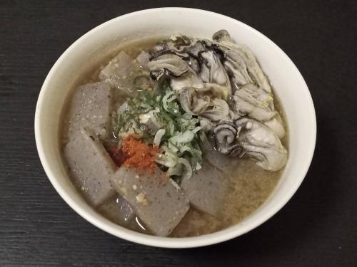 牡蠣の土手鍋風味噌うどん。Oysters and Konnyaku miso soup udon noodles.
