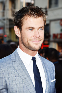 vikander:   Chris Hemsworth attends the premiere