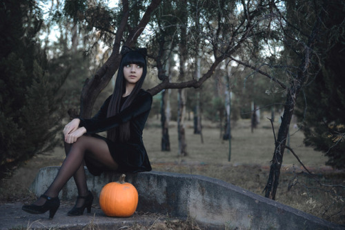  • Photography: fanored • Model: maysakaali By October, the pumpkins were very big and very orange“W