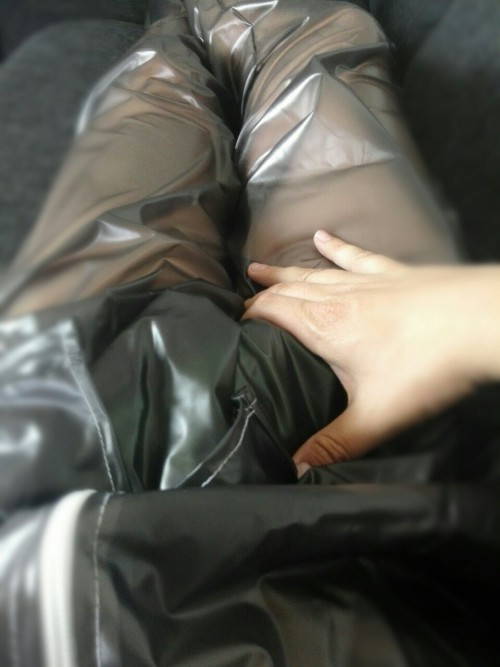 diaperdollhouse: Love to play on myself in latex and plastic Ich liebe Plastik und latex