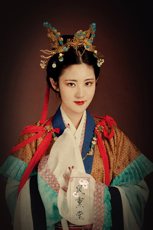 changan-moon:Traditional Chinese hanfu by 风熏堂 | Type: 半臂广袖交领襦裙