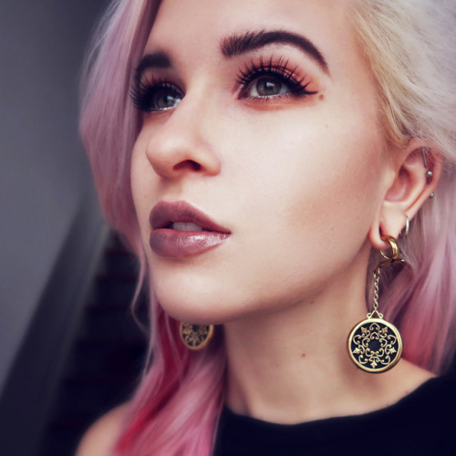 arka-shop: Danielle (aka callmecrashy) wearing our gold obsidian earweights. Suitable for 6mm and ab