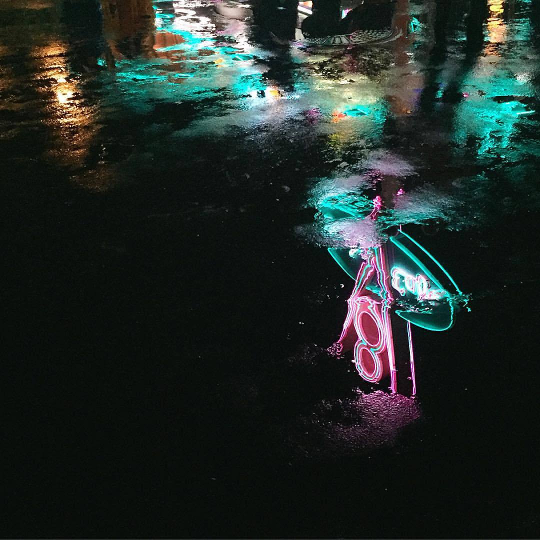 lanadanielrey:  Neon in the rain 💕 