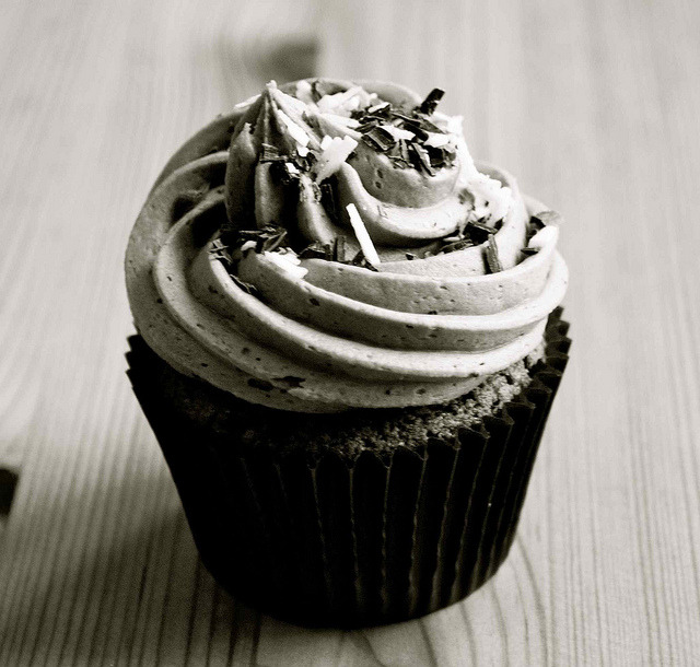 awkwardcupcake:  Lesley’s test cakes by Gaetan Lee on Flickr.