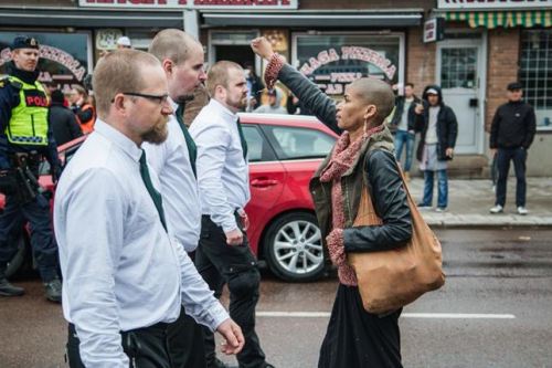 Two days ago, on May 1th 2016, 300 nazis marched through the Swedish town of Borlänge. Tess Asplund went in front of them and stood alone in their way before reportedly being forcibly removed by police officers. She late told the news media source Expo.se