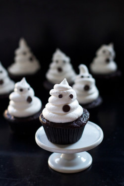 foodffs:  Spooky Ghost Cupcakes  Really nice recipes. Every hour.