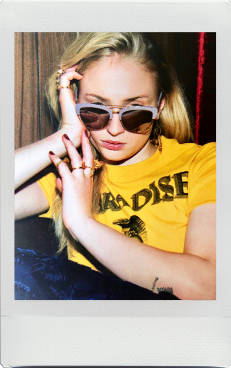 qinaliel:  Sophie Turner photographed by Brooklyn Beckham for The Royalty Issue of 1883 Magazine. 🍭  I live her