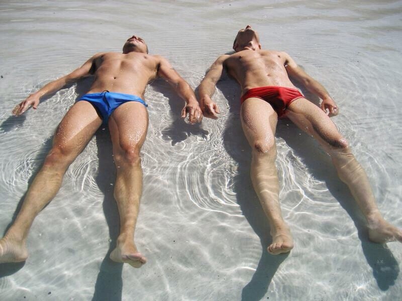 HOT GUYS ON THE BEACH