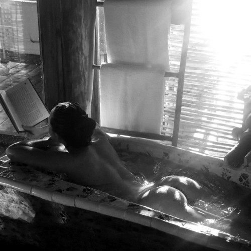 Même au bain, lire rend belle &hellip;(Mise en noir et blanc : Alice)