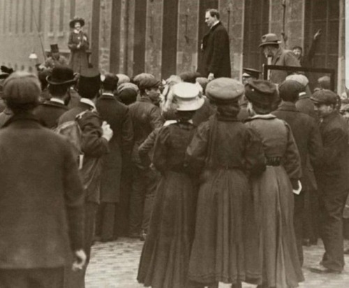 historicaltimes:Winston Churchill campaigning in Dundee in 1908, and on the left, Irish suffragette 