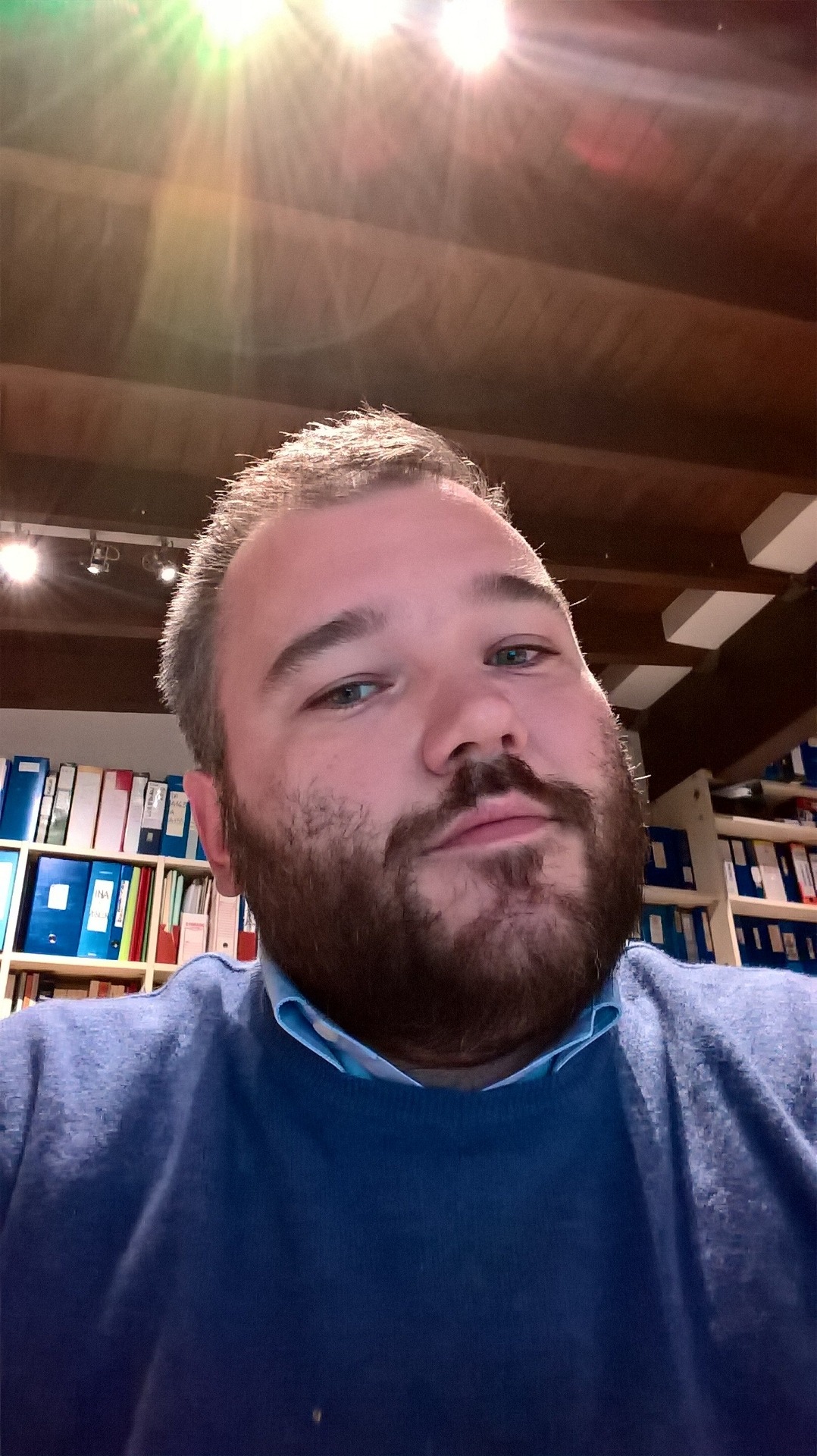 beefbearrito:  uamredfua: At the office…  Cutie