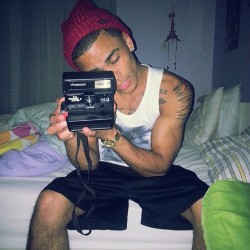 youngdroid:  youngdroid:  Im this type of dude.  #bed #beany #gold #cameras #pics #tats #shorts #tank :) @lauraasofiaaaaa   Ig @youngarab_33