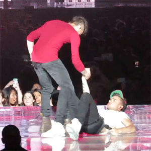 ziamism:   Oakland, 31/07/13  #wow #zayn /actually/ helped liam up this time #instead of just holding liam’s hand because he could #…..and then almost refuses to let go #ok zayn 