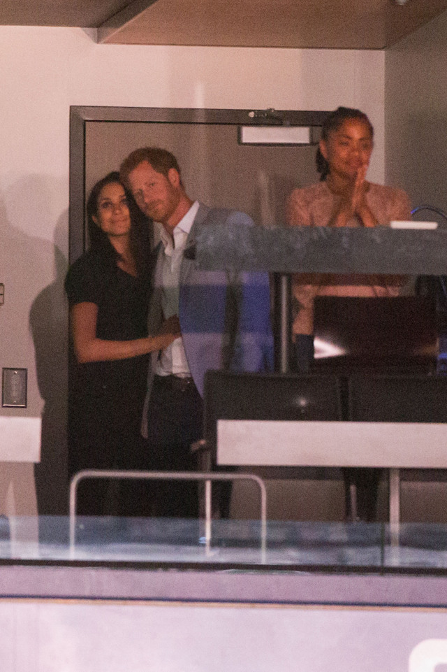 kyssthis16:  queenofthethrone:  Meghan, her mother Doria, and Prince Harry  Engagement