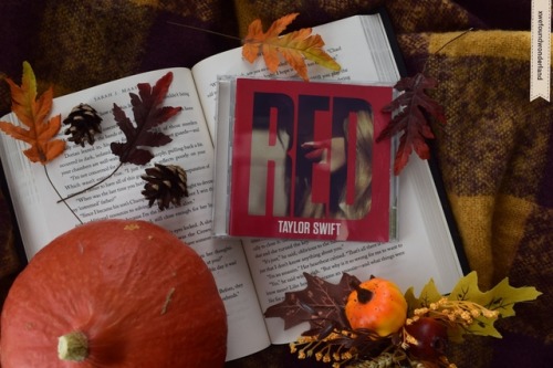 ilonalovestaylor:Taylor’s Red album sounds the way that autumn feels