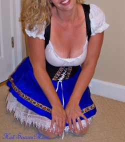 hot-soccermom:  Like my German beer maiden