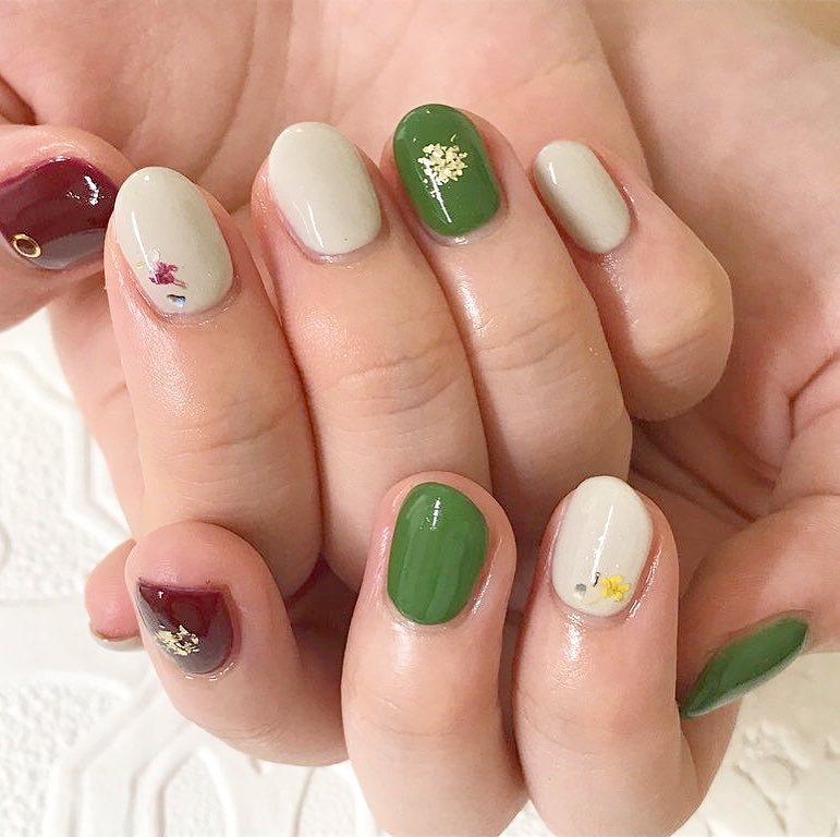 Lottie Nail ロティネイル さりげない押し花と金箔ネイル 代々木上原のネイルサロン Lottie