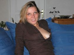 More nip slips and pussy slips pics at http://pussyslip.tumblr.com/