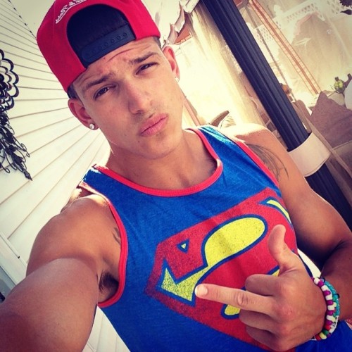 motdrobert2:  Follow me for Hot Guys, Str8 Kiks, Str8 Guy Snaps… *Send me selfies here, submit to me here, 