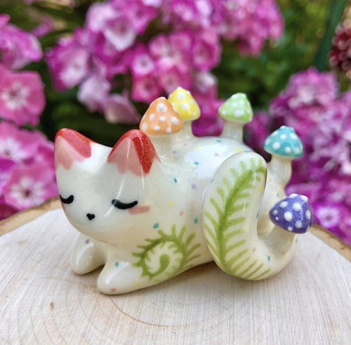 fairy-humor:ceramic cats by @/studiomimmiceramics on instagram!
