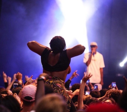 golftyler:  tyler getting flashed at a show  Can I have this at all my shows 