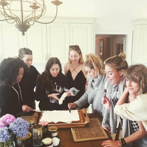 taylorswift: Making our flag cake this morning because we’re Barefoot Contessa fangirls. 2nd y