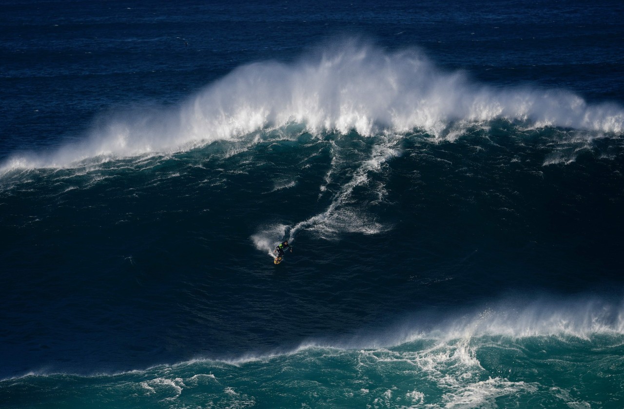 LAS OLAS MÁS GRANDES DEL MUNDO. Un punto obligado de los buscadores de olas grandes está en Nazare, Portugal, que produce olas inigualables que pueden observarse desde un mirador. Por eso, es uno de los puntos del planeta donde se celebra el Mundial...