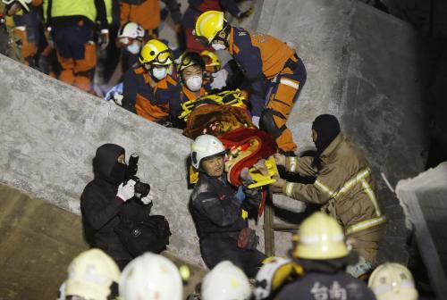 yahoonewsphotos:Strong earthquake rocks TaiwanAuthorities in southern Taiwan say more than 100 peopl