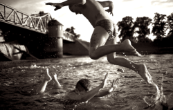 thenewloverofbeauty:  Mikolaj Nowack i (Poland b.1972)   Bathers
